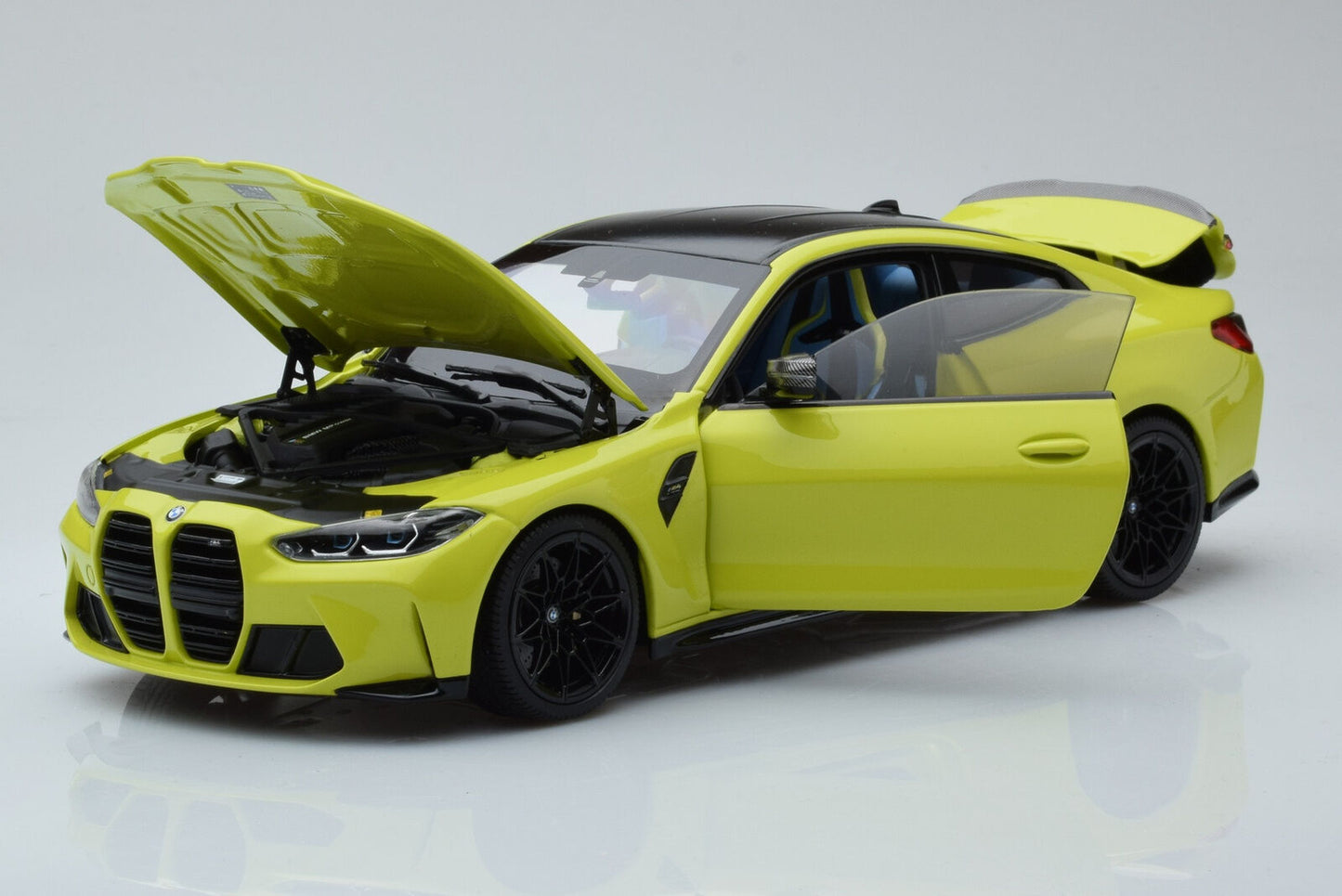 BMW Miniatur M4 (G82), 1:18 (yellow)